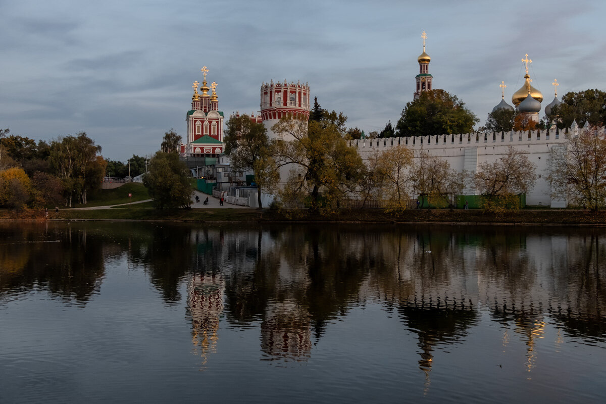 Вокруг пруда Новодевичьего монастыря. Золотая осень. - Надежда Лаптева