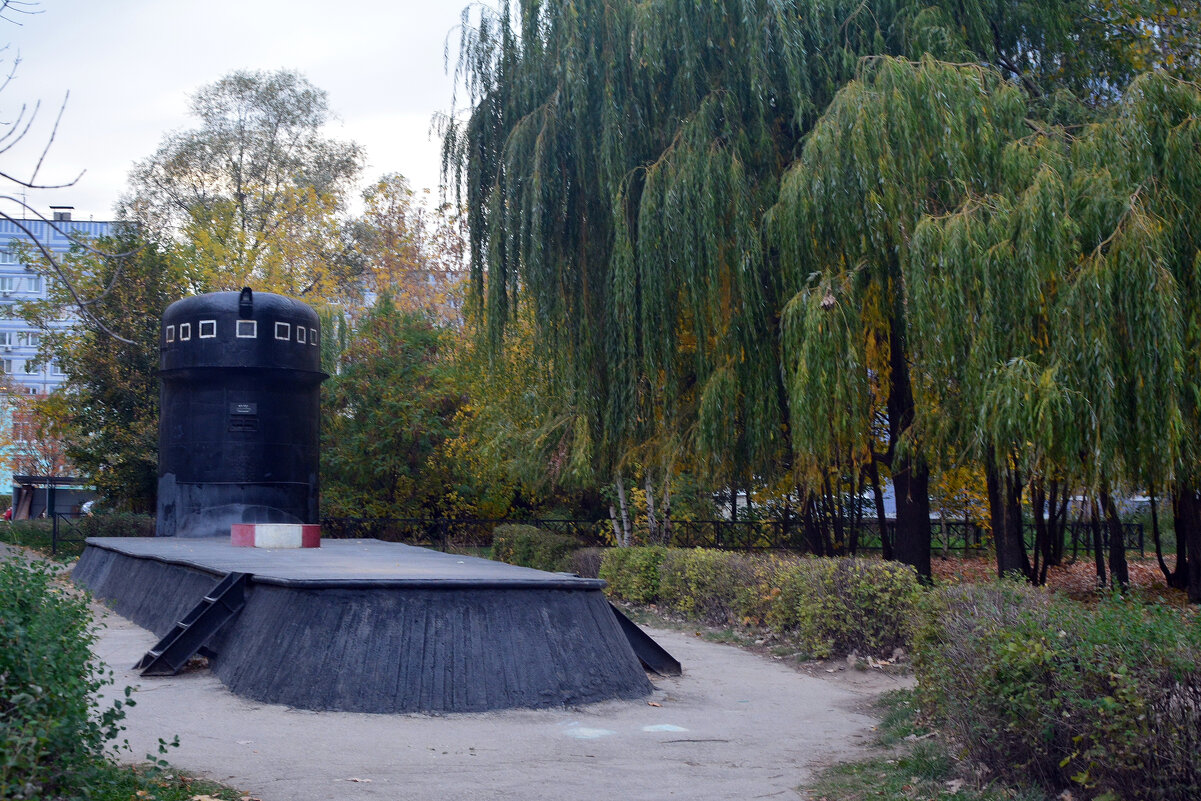 Подводная лодка, всплывшая в парке - Александр Буянов