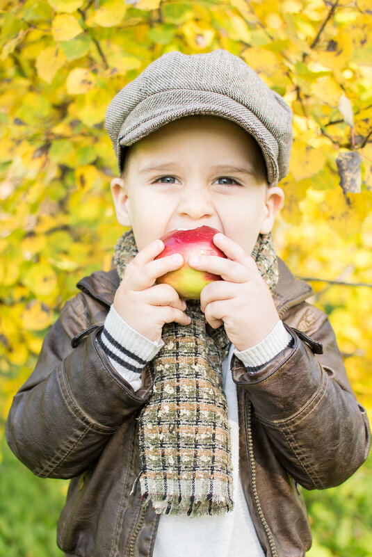 Ребенок с яблоком - Татьяна tati.surzh@mail.ru