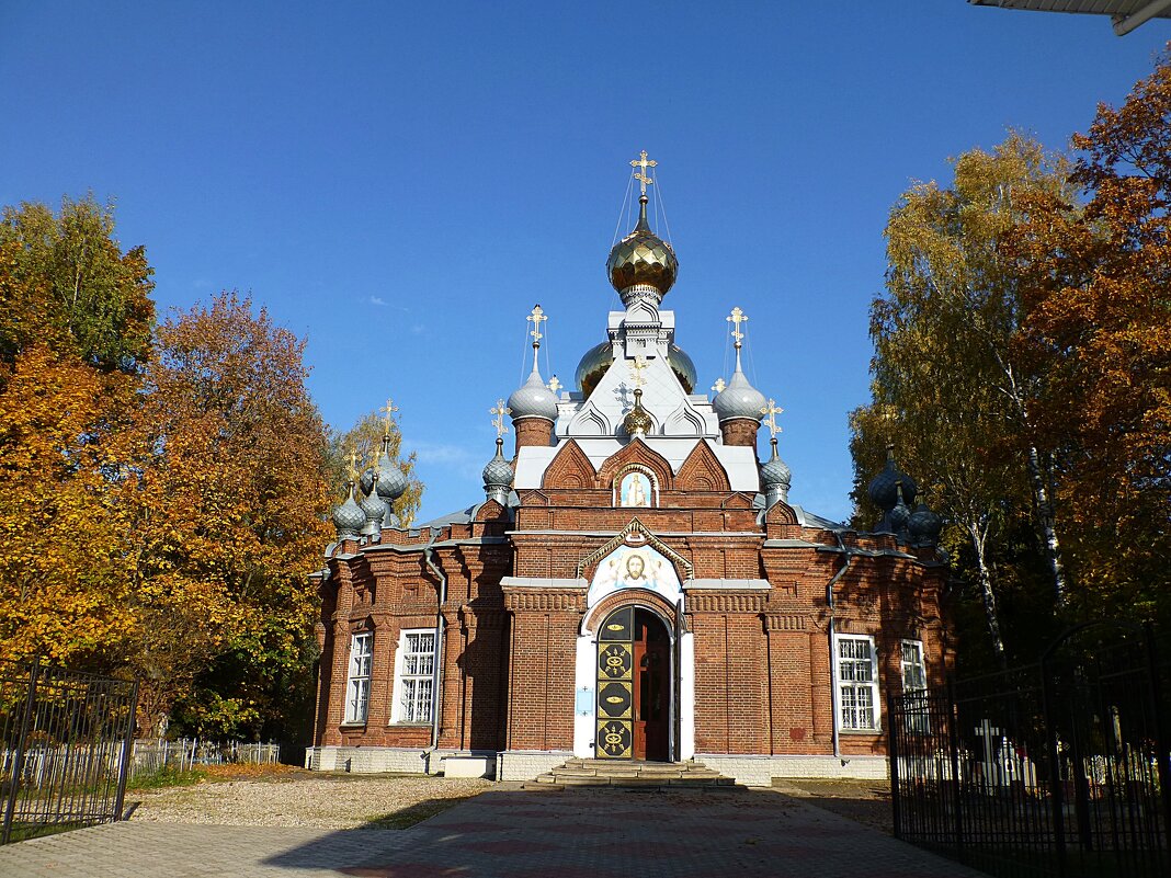 Бежецкий кладбищенский храм в честь Спаса Нерукотворного образа - Лидия Бусурина