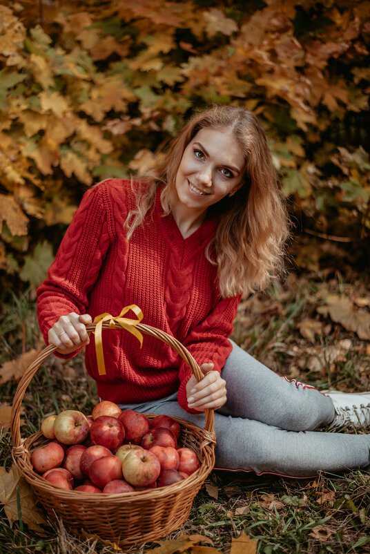 Девушка с яблоками - Мария Житная-Видюкова