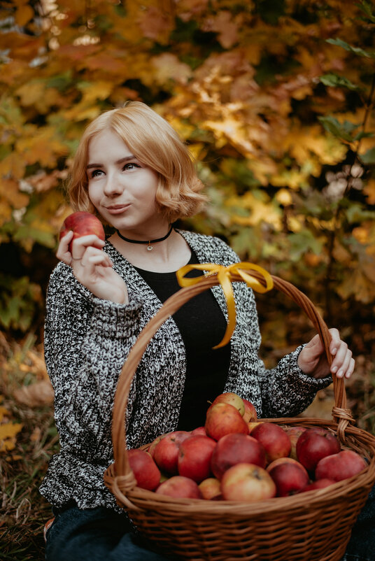 Девушка с яблоками - Мария Житная-Видюкова