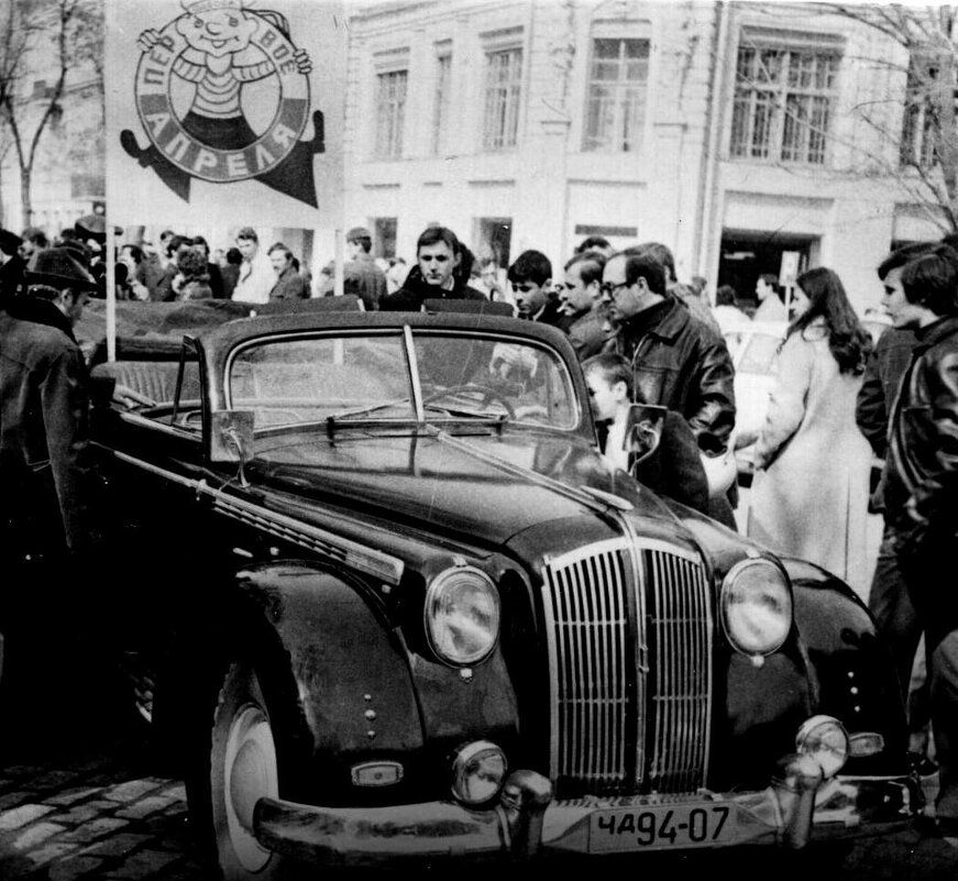 Первый парад автомобилей на "Юморине" в Одессе 01.04.1974 года - Юрий Тихонов