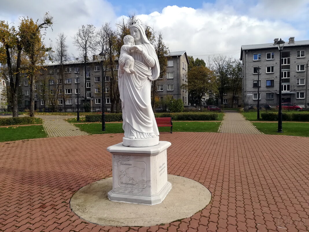 Скульптурный образ Пресвятой Богородицы с Богомладенцем на руках - veera v