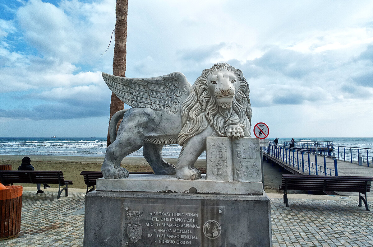 В центре городского пляжа Ларнаки стоит этот лев. - Alex 