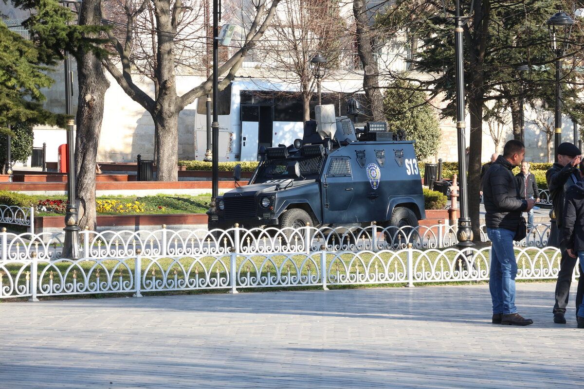 Стамбульская полиция, их видно, но не слышно - Сергей 