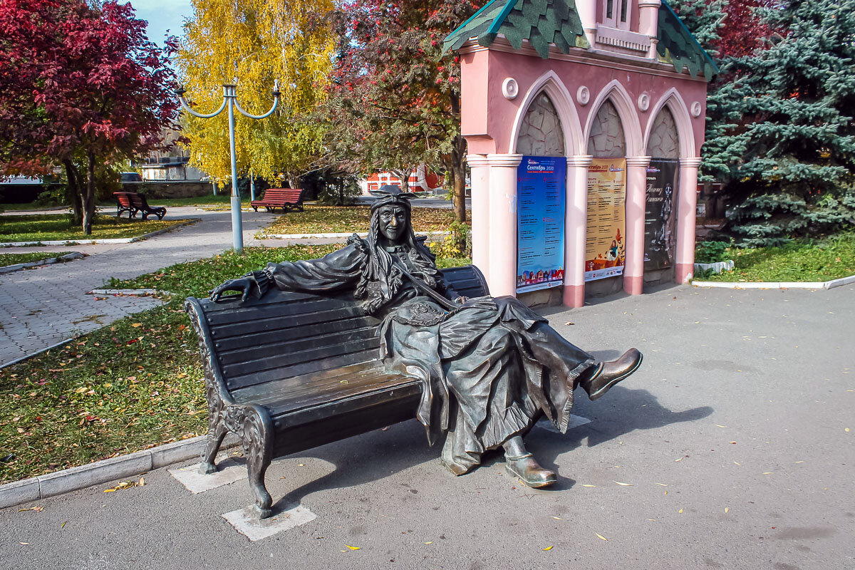 "Бабушка в парке гуляет. Стала добрее Баба-Яга, Больше детей не пугает..." - Надежда 