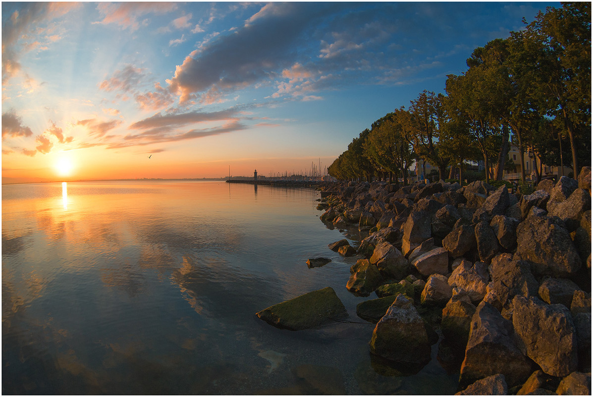 Рассвет на озере Гарда - Евгений Нелихов