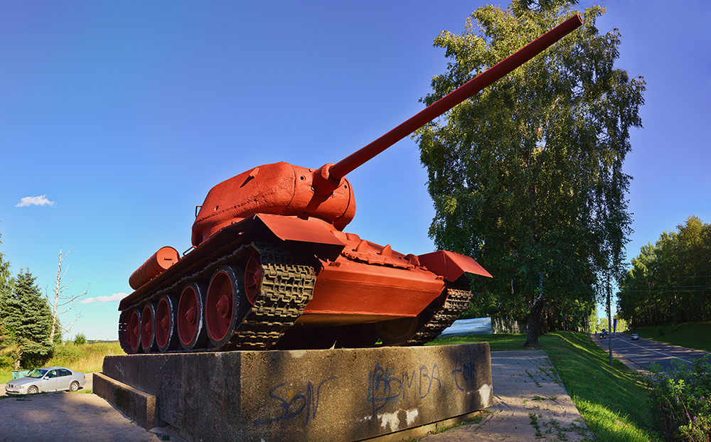 Советский танк, немецкая машина и мирное небо... - Анатолий Тимофеев