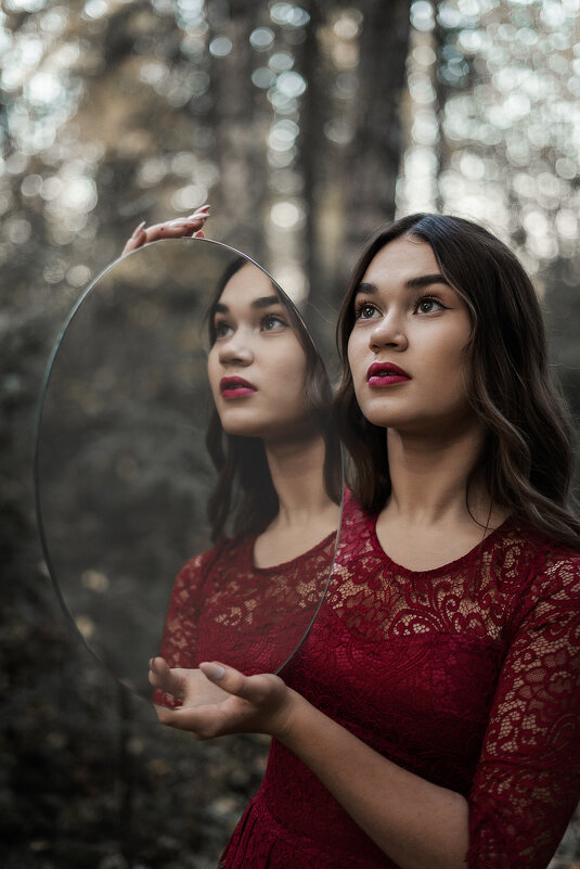 Девушка с зеркалом - Юлия Крапивина