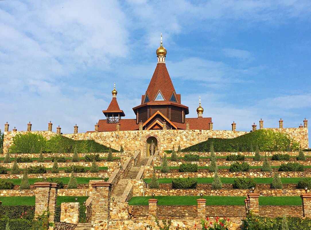 На холме возвышается православный храм в честь Преподобного  Сергия Радонежского - Надежда 