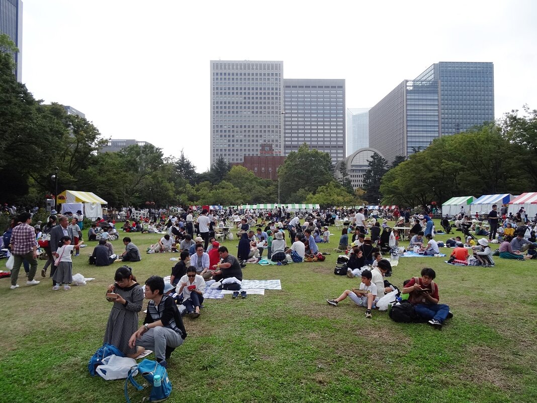 Выходной день в парке Hibiya Токио Япония - wea *
