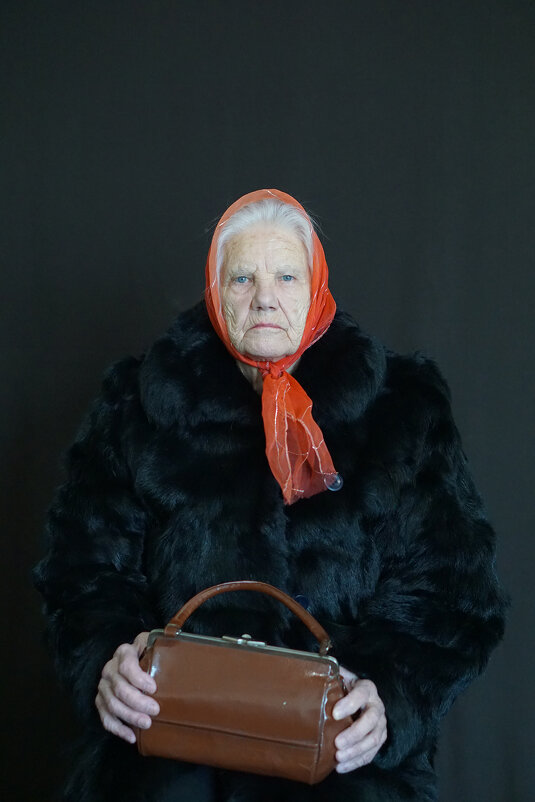 Женщина с сумочкой в газовом платке. - Валентина Налетова