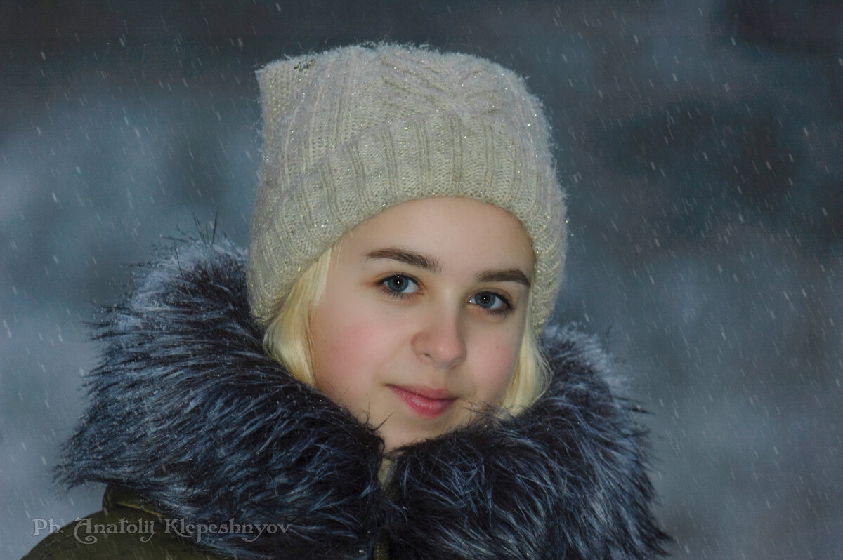 Зимний портрет девушки - Анатолий Клепешнёв