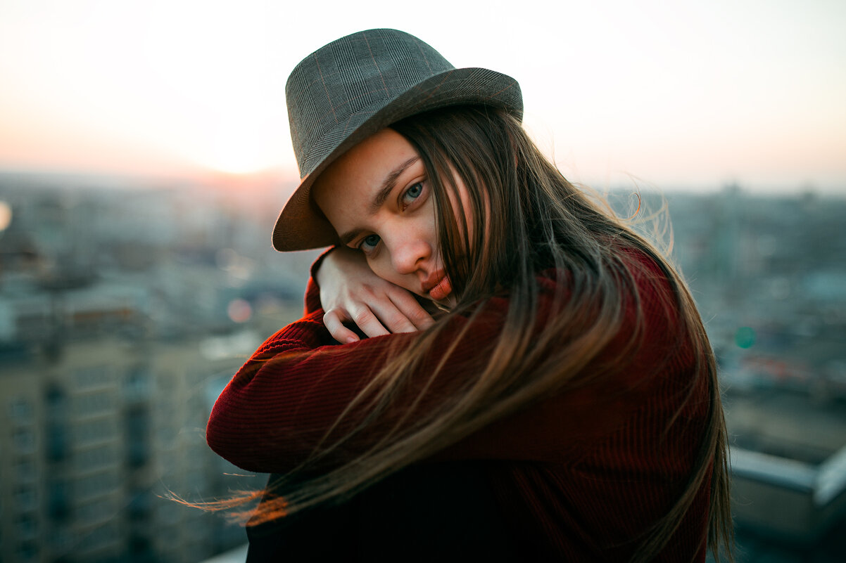 Девушка в шляпе и бордовом свитере во время заката на крыше - Lenar Abdrakhmanov