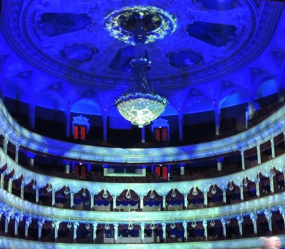 Одесский театр оперы и балета. Вид зала со сцены. - Юрий Тихонов