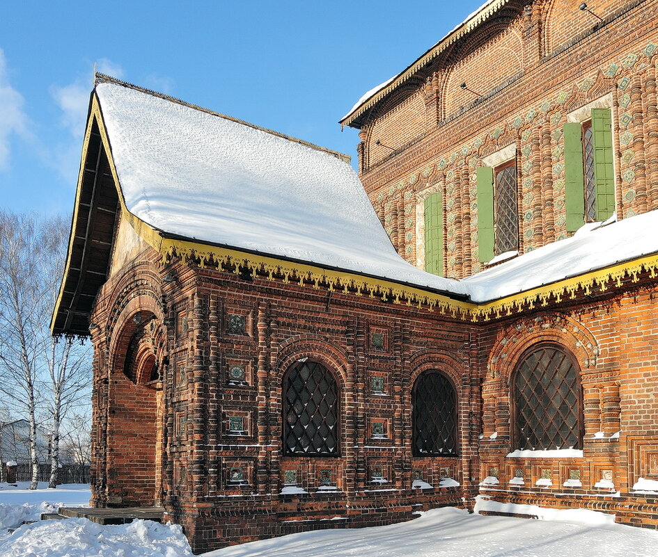 Теплые цвета старой архитектуры в холодную зиму, у входа в церковь Иоанна Предтечи в Ярославле - Николай Белавин