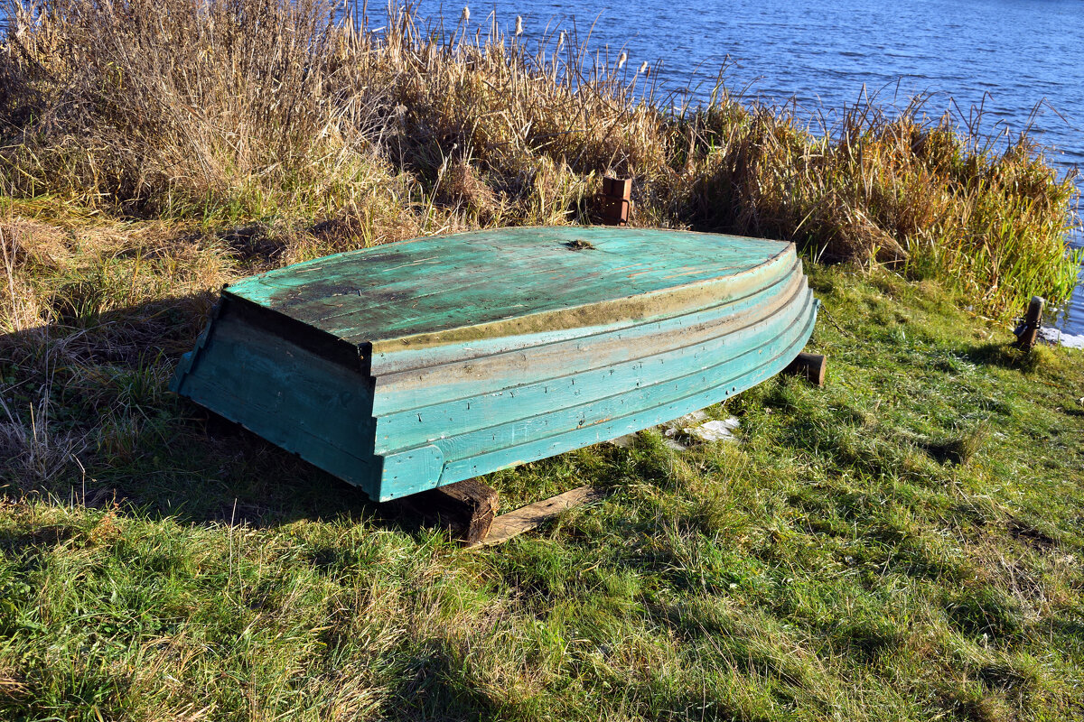 Старая лодка на берегу - Gera 
