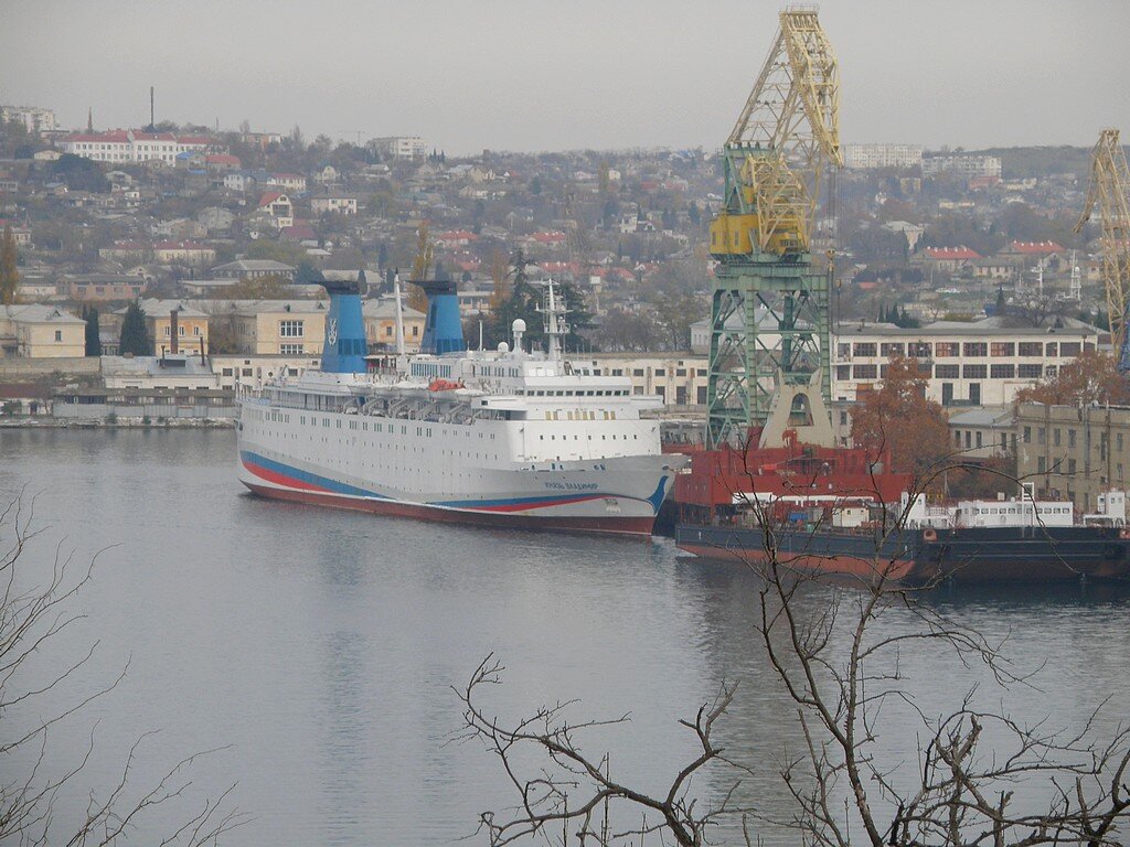 Круизный лайнер у Севморзавода - Александр Рыжов