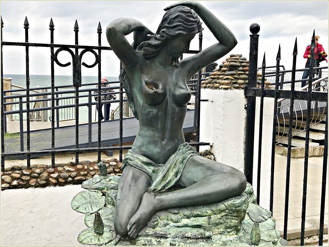 Скульптура у моря. - Валерия Комова