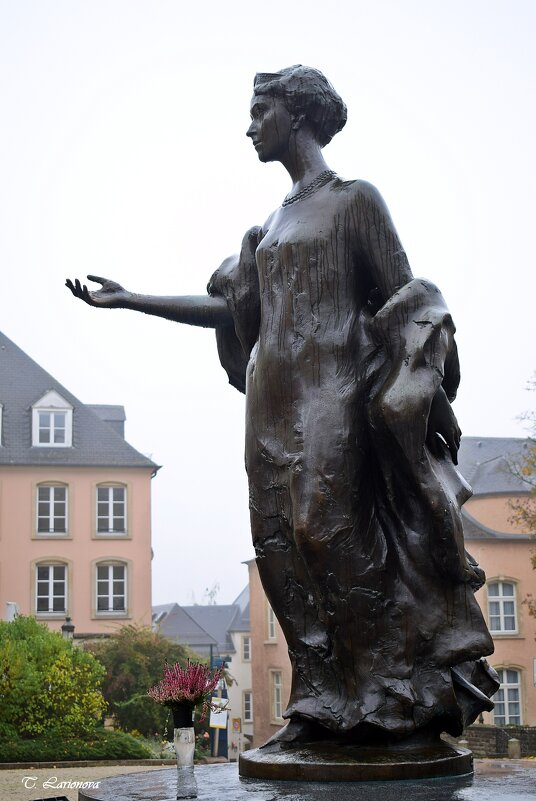 Памятник герцогине Шарлотте, правившей в 1919-1964 годах в Люксембурге, расположен на площади Claire - Татьяна Ларионова