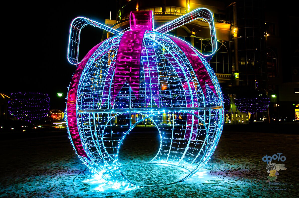 Огромный новогодний шар на Театральной площади - Руслан Васьков