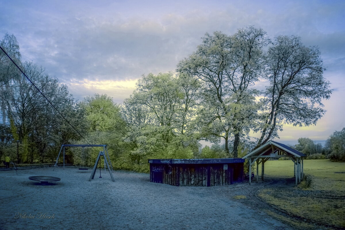 Детская площадка в парке - Николай Гирш