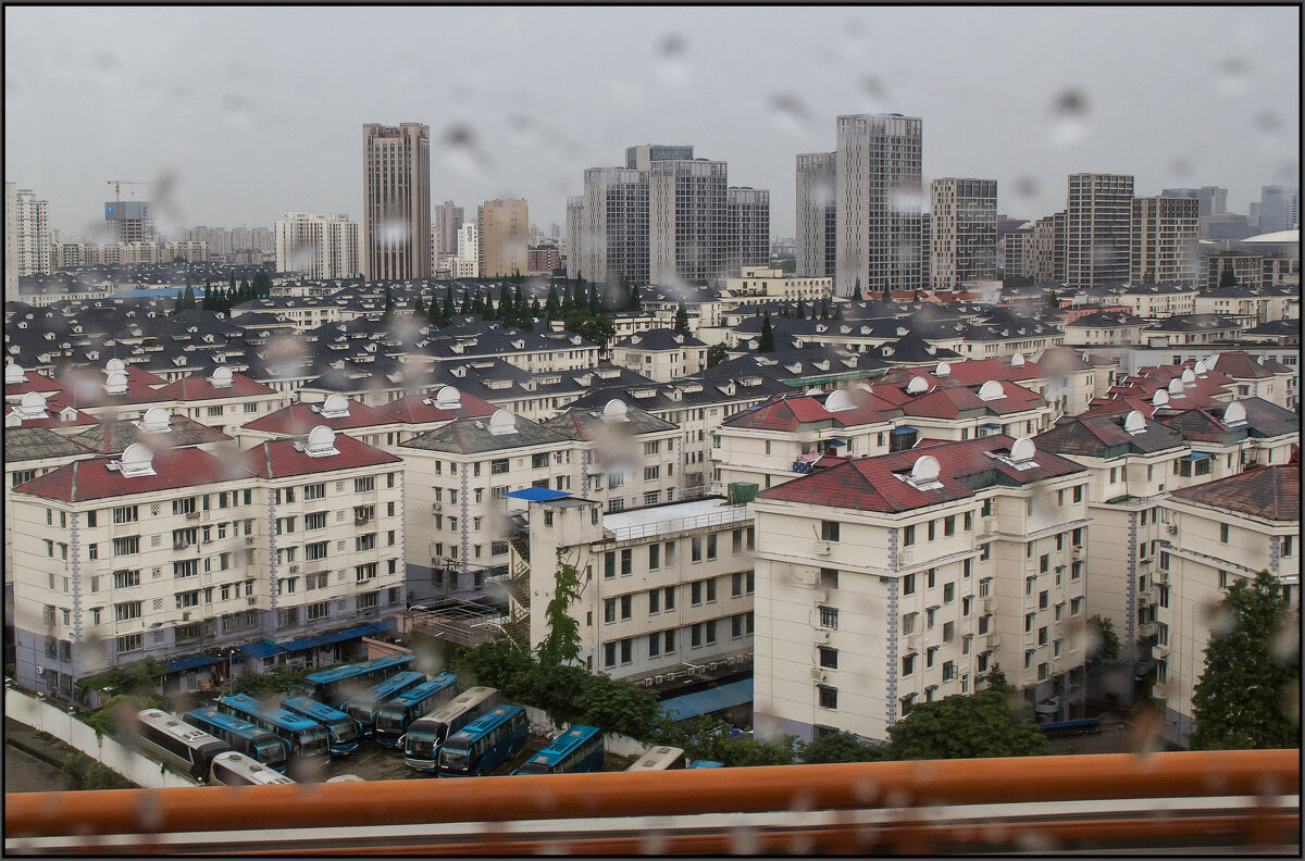 Пекин, спальный район, дождь. - Валерий Готлиб