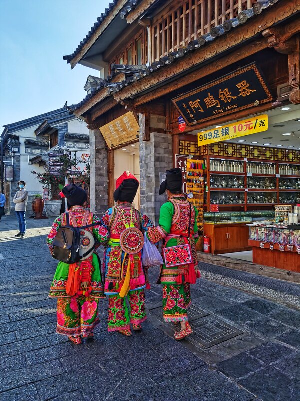 Женщины в традиционных костюмах в г. Дали, провинции Юньнань - Дмитрий 