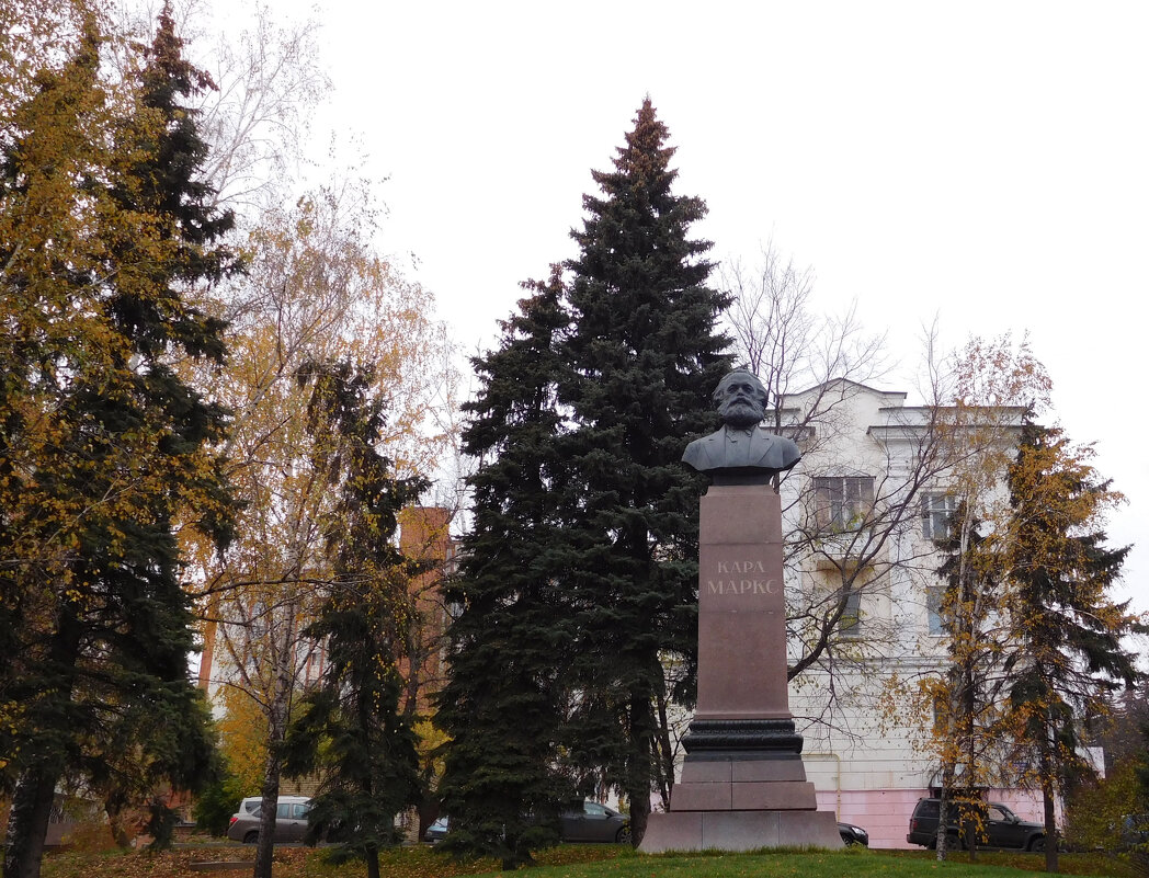 Памятник Карлу Марксу в Пензе у картиноой Галереи им Савицкого - Оливер Куин