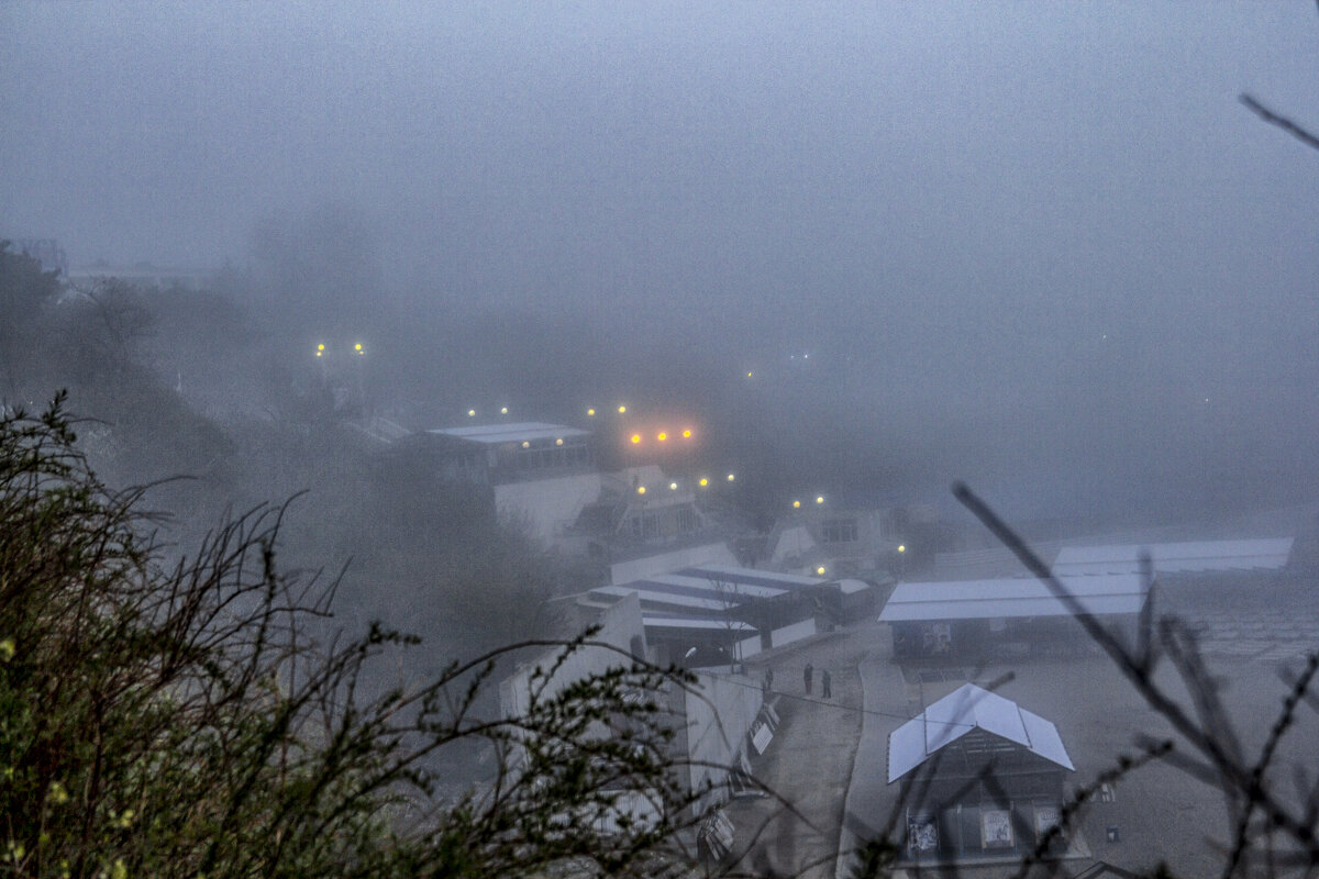 "Туман, туман, серая пелена ... Мы к земле прикованы туманом." - Сергей Козырев