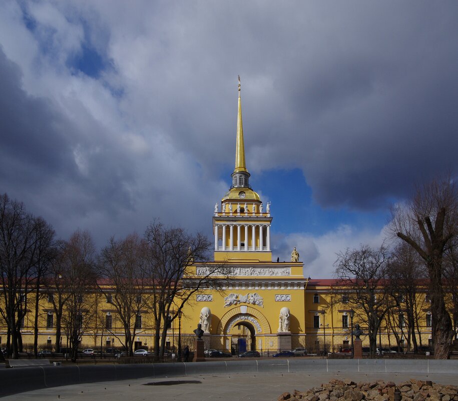 Здание Адмиралтейства в Санкт Петербурге ночью