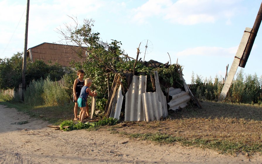 Дети строят шалаш - Павел Бахарев