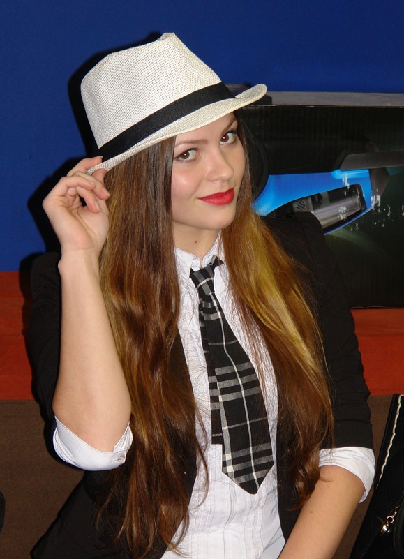 Девушка в костюме и галстуке с шляпой на голове - Ирина Рыкова