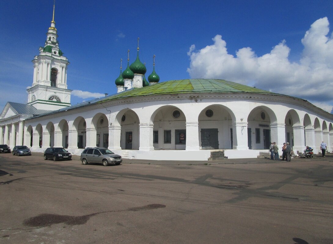 Вид на Красные ряды (Гостиный двор) и церковь Спаса в Рядах - Ольга Довженко