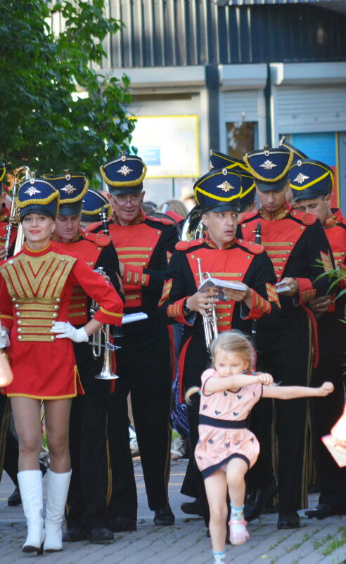 Во главе парада - Ольга Попова (popova/j2011)