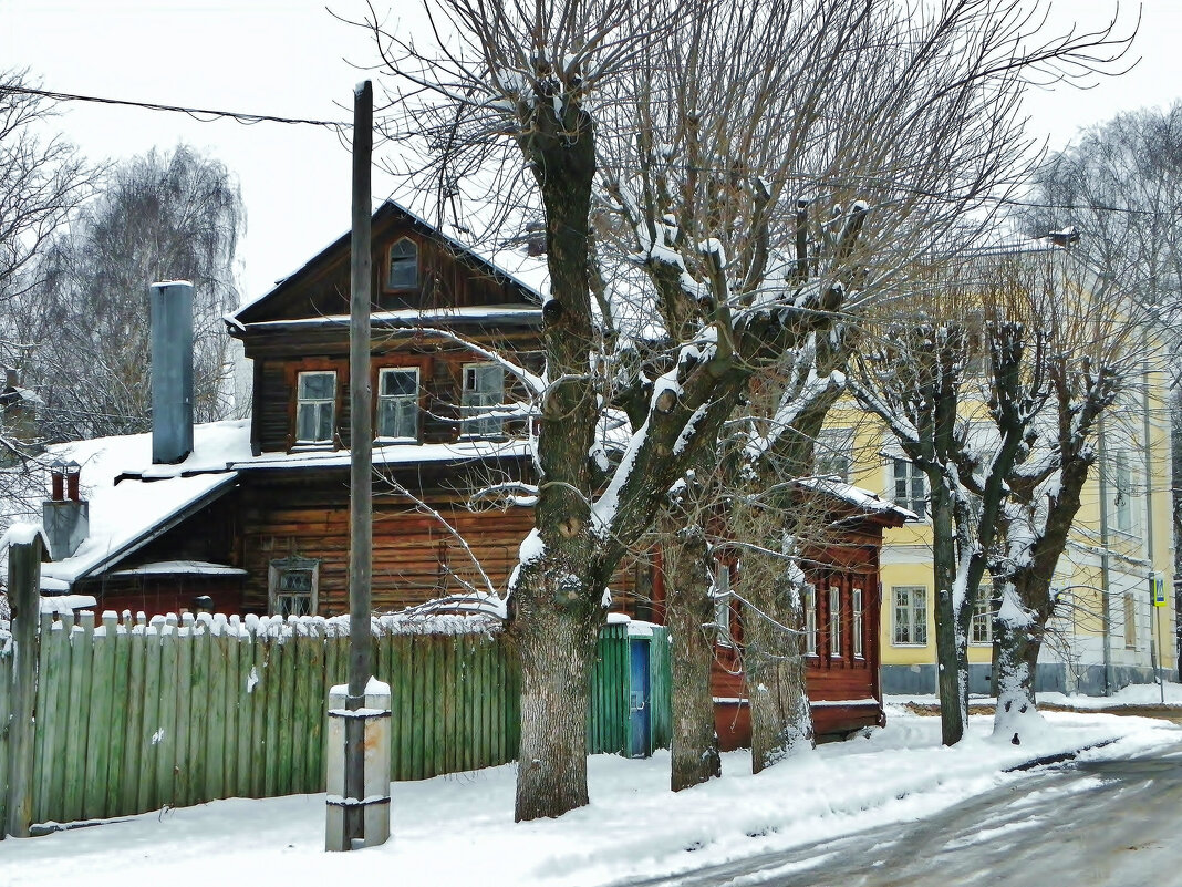 Дом с забором за столбом . - Святец Вячеслав 