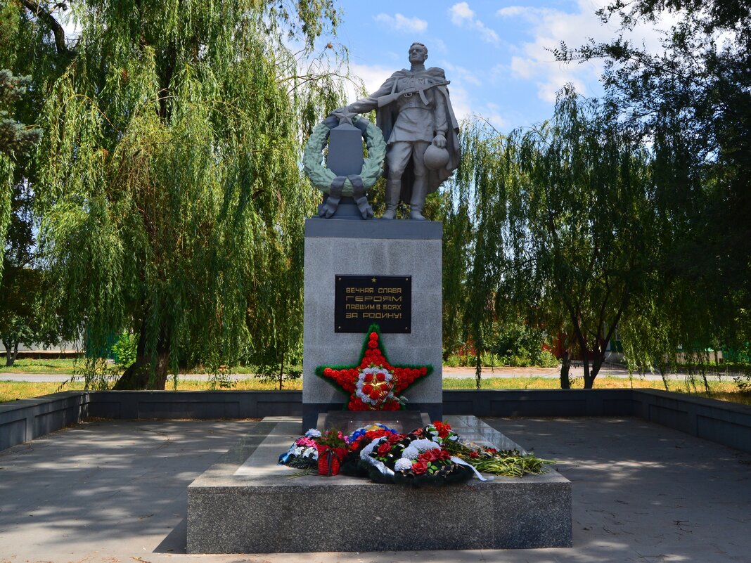 Новочеркасск. Памятник Советским воинам, павшим в боях за Родину. - Пётр Чернега