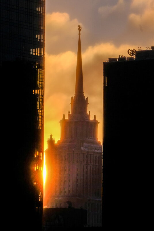 рассвет на бывшую гостиницу Украина - Георгий А