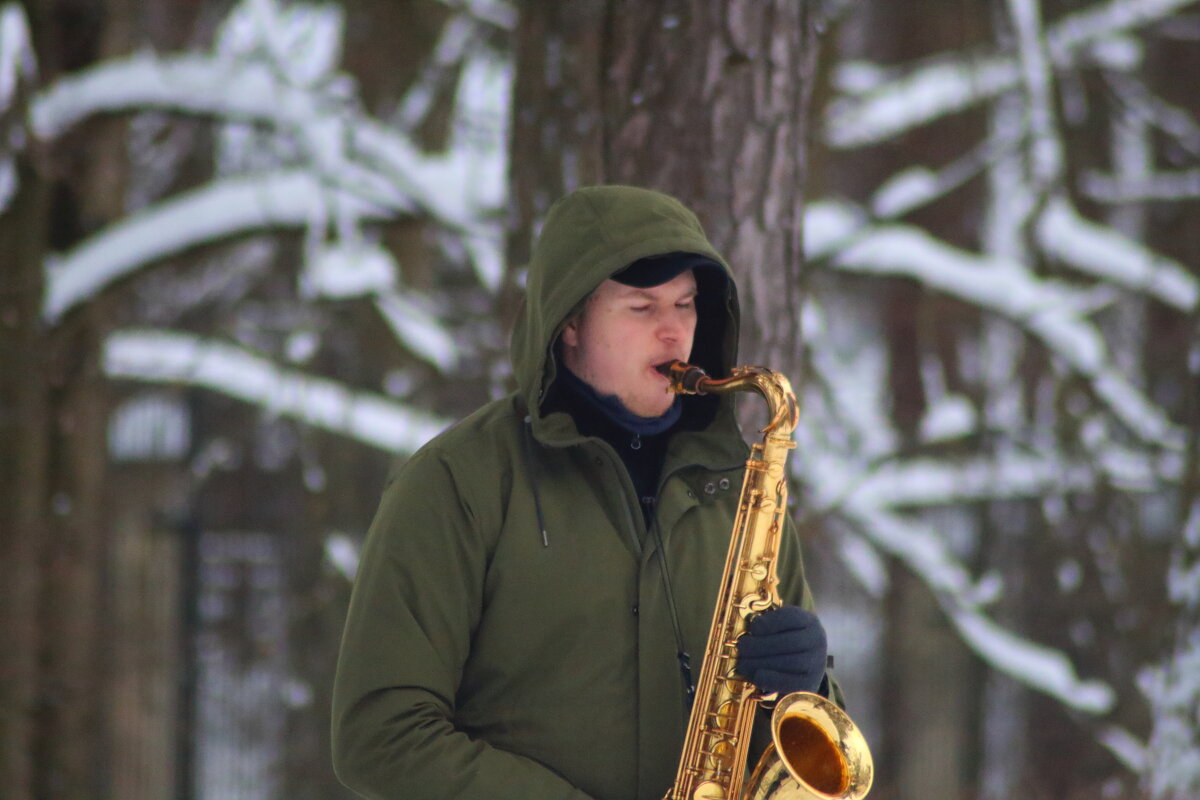 Музыкант в лесном парке - Дмитрий 