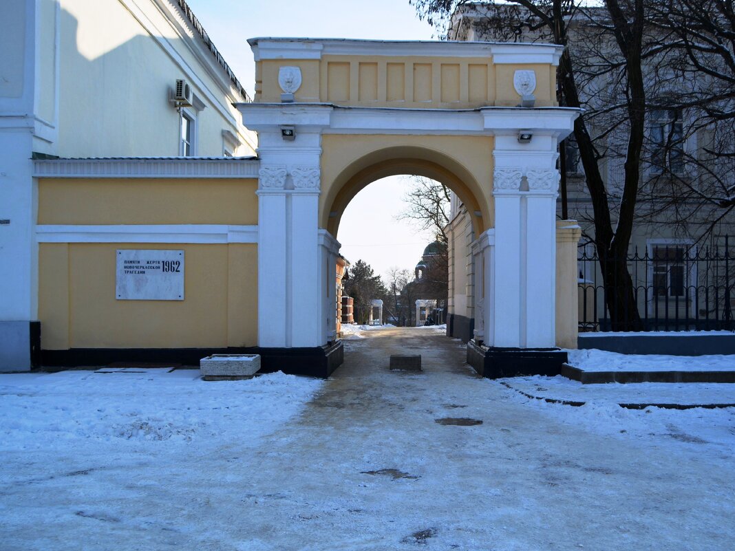 Новочеркасск. Арка Александровского сада. - Пётр Чернега