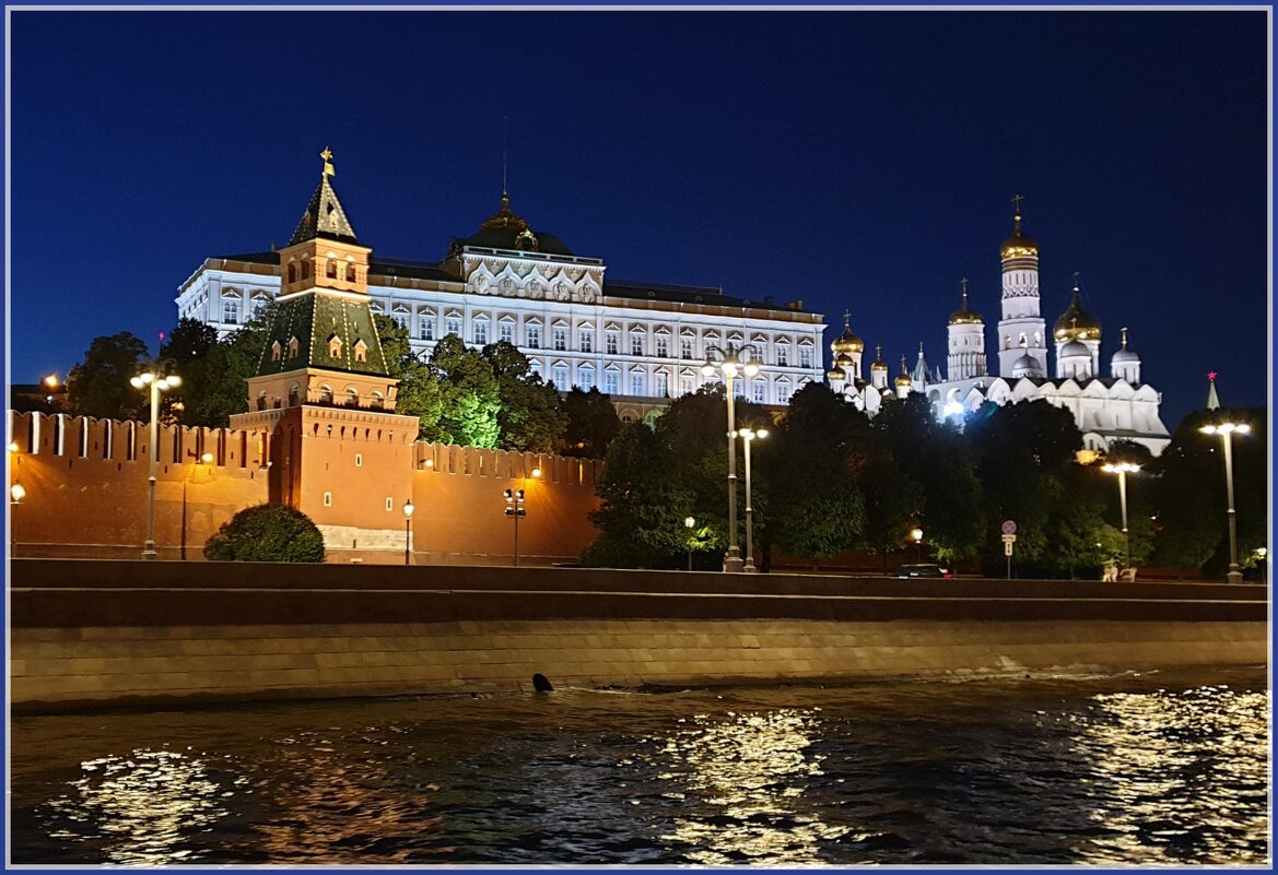 Москва вечерняя. Вид на Кремль с палубы теплохода. - Лариса Масалкова