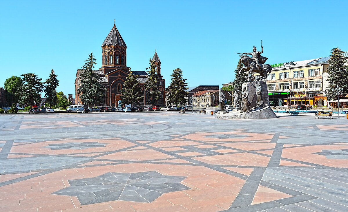 Площадь  Вардананц - Русский Шах Гончар