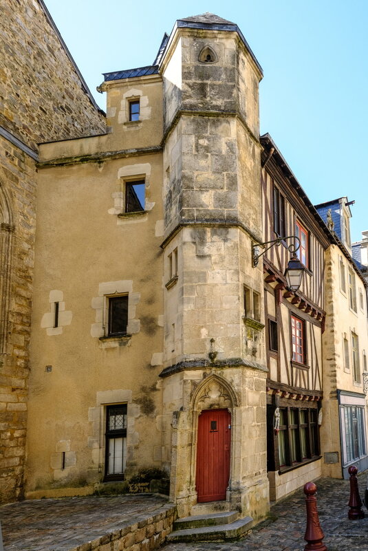 Башня XIV век, дом XVI век - Георгий А