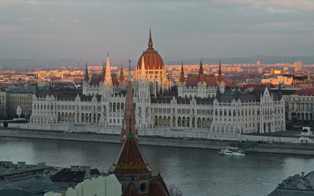 Венгерский Парламент ( Здание ) в лучах закатных ... - Andrey Bragin 