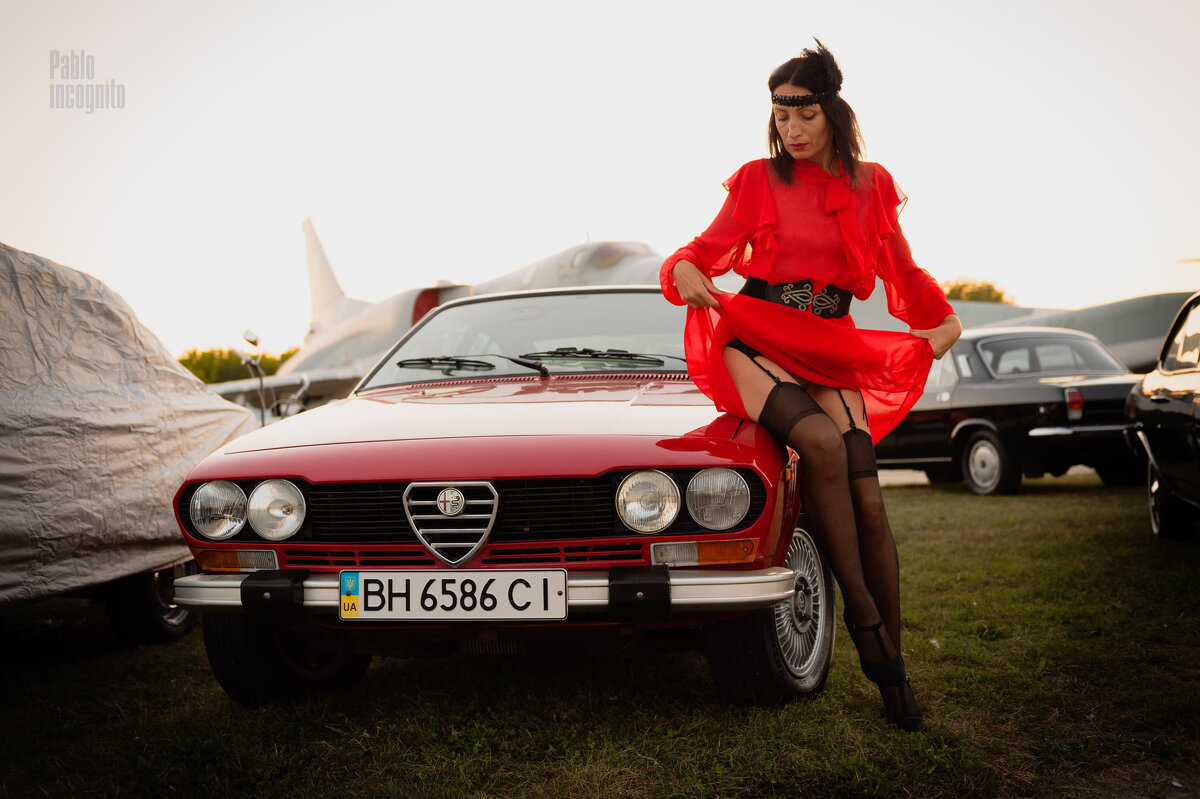 Красный Alfa Romeo GTV 116 - Iren Adler