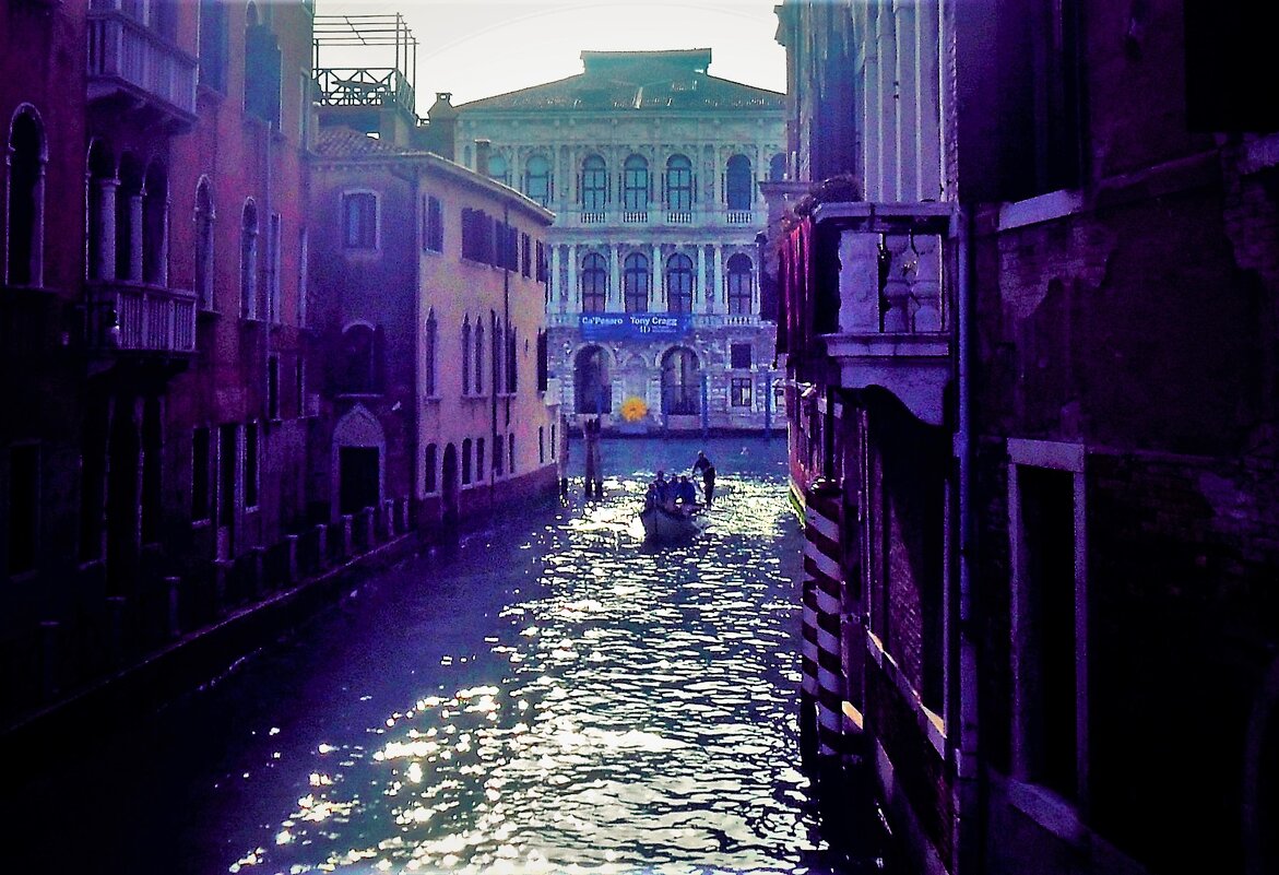...довольно широкая "улица"- канал, полывет гондола, Венецианское такси... - Владимир и Ир. Кв.