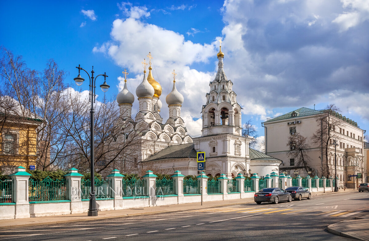 улицы москвы с церковью