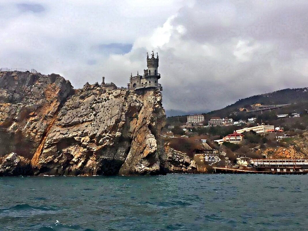 Замок «Ласточкино гнездо». Вид с моря - Ольга Довженко