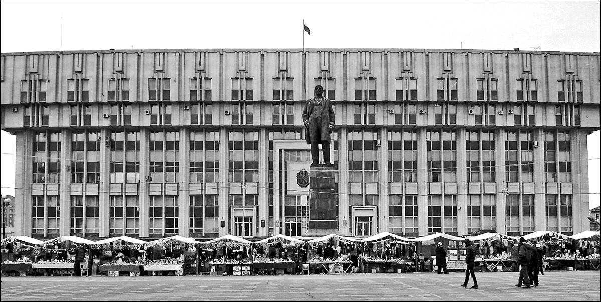 При областном правительстве - Влад Чуев